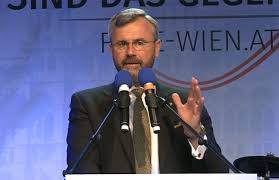 Candidatul de extremă dreapta în alegerile prezidențiale din austria, norbert hofer, își dorește relații mai strânse cu vladimir putin, după ce a acuzat cancelarul. Osterreichs Politiker Im Urlaub Nur Norbert Hofer Entschied Sich Fur Kroatien Fotos Kosmo