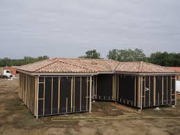 Les 10 Etapes De La Construction Ami Bois 6 Mise Hors D Eau Les Liteaux En Place Le Couvreur Procede A La C Maison Bois Constructeur Maison Liteau Bois