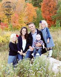 Creative Way To Take Family Pictures 34 Fall Family Pictures Family Picture Poses Fall Family Photos
