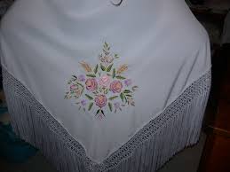 Sul blog broderieantan sono disponibili tanti schemi di ricamo vintage con disegni floreali da ricamare su tovaglie da tavola, servizietti da té, lenzuola e asciugamani. Home L Isola Del Ricamo