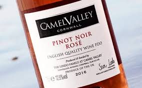 Camel valley produce este camel valley rosé 2018 (22,46€), un vino rosado de la do cornwall a base de racimos de pinot noir de 2018 y posee un grado alcohólico de 12º. Camel Valley Great British Wine