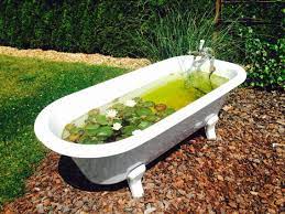 Die freistehende baedermax badewanne im nostalgie design. Alte Badewanne Als Mini Teich Badewanne Garten Alte Badewanne Gartenteich Bauen