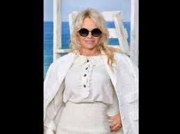 The baywatch actress tied the knot on christmas eve in an intimate ceremony on the grounds of her canadian home. 0lgsoskclacefm