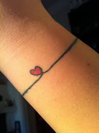 Pour faire plaisir… ou vous faire plaisir vous avez jeté votre dévolu sur un tatouage écriture et, plus particulièrement, sur un tatouage. Tatouage Poignet Femme En 30 Idees Originales Et Discretes