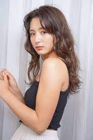ロングヘアがよりおしゃれになる モデル 滝沢眞規子 風のヘルシーヘアスタイル13選 bangs バングス ロングヘア ヘアスタイル ロング ヘアスタイリング