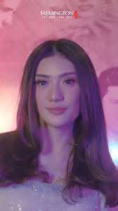 Gaya rambut "blowout" adalah teknik penataan rambut yang populer dan glamor  yang menciptakan tampilan rambut yang lembut dan bervolume. Hair tutorial  Blow Out dengan Remington Illusion AirStyler ...