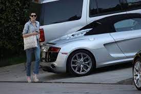 Anne Hathaway And Her Audi R8 Spyder Celebrity Cars Audi Audi R8 Spyder