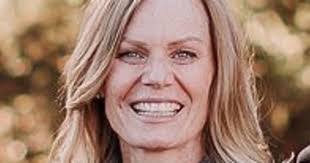 Kim Cummings's Instagram, Twitter & Facebook