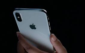 Viziunea apple a fost dintotdeauna crearea unui iphone cu ecran pe toată suprafața. Cat Va Costa Iphone X In Romania Primul Magazin Care Anunta Pretului Noului Smartphone Www Yoda Ro