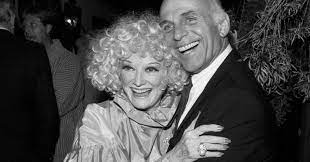 Veteran actor gavin macleod, who starred in lead roles in the mary tyler moore show and the love boat , has passed away. J V1lqwivs Aam
