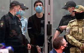Первоначально сообщалось, что в школу № 175 зашли двое вооружённых людей и очевидцы публикуют видео того, как дети спасаются, прыгая из окон казанской школы, слышна стрельба. Brj47bivtvypbm