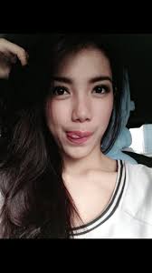 Ngintip Cewe Cantik Lagi Iseng Sendirian di Kamar, Namanya Larra. Masuk  Gan!