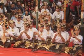 Alat musik ini merupakan alat musik tradisional yang berasal dari denpasar yang khas. Gamelan Bumbang Khas Bali Alat Musik Tradisional Yang Tercipta Berkat Kreativitas Tinggi Wisata Kintamani Bali