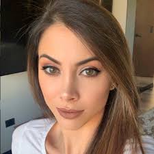 El pasado jueves 26 de septiembre nació la pequeña isabella, la tercera hija del matrimonio compuesto por eduardo vargas y daniela colett. Daniela Colett La Sexy Modelo Que Defendio A Eduardo Vargas Soy Futbol