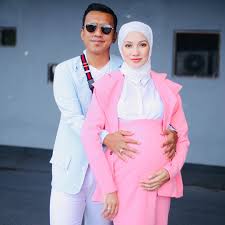 «tahniah fad bocey dan isteri kerana telah selamat menimang cahaya mata keempat. Tahniah Isteri Selamat Bersalin Fad Bocey Timang Anak Keempat