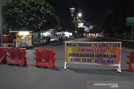 Pasar kliwon kudus terletak di jl jend sudirman kudus, terkenal sebagai pusat pasar grosir se karisidenan pati, pasar kliwon menjadi sentral perdagangan, utamanya konveksi dan home industri baik di kudus maupun kawasan kabupaten sekitarnya, terlebih lagi segala macam dagangan tersedia. Pasar Kliwon Kudus Bth Karyawan Pasar Kliwon Kudus Bth Karyawan Pasar Kliwon Kudus Bth Karyawan Pedagang Dan Pengunjung Bandel Kuduskios Pasar Kliwon Kudus Jawa Tengah Kebakaran Sore Hari Ini