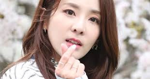 Inilantad ni Sandara Park na ang mga nakarelasyon niya ay mga artista  lamang at ibinahagi kung paano siya palihim na nanliligaw. : r/kpop