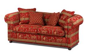 Backrest and armrests upholstered in graduated polyurethane/dacron du pont with quilted insert of goose feathers and polyester fiber flakes. Wellington Chesterfield Sofa Mit Stoff Cleopatra Rot