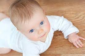 krabbeln teaser krabbeln baby entwicklung baby baby schwitzt
