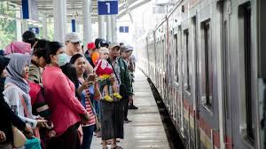 Naik kereta api ketika masih mabuk. Kursi Di Kereta Untuk Perempuan Muda Atau Lelaki Tua Blog Tempo Co