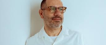 Sami Tamimi (ex-chef bij Ottolenghi) zet de Palestijnse keuken weer op de  kaart: “Eigenlijk zijn wij een door lekker eten geobsedeerde natie”