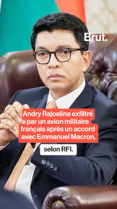 Il y a les interviews officielles… et puis il y a ces instants qui ne  s'improvisent pas. Fin d'interview avec Bruno… et le chef Abdou Dramé  débarque   coulisses improvisées mais tellement