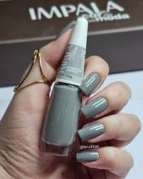 Essencial - Impala Esse esmalte, faz parte da nova cole&ccedil;&atilde;o "A cor da sua  Moda - 2025" . Um tom de cinza neutro, atemporal, usei duas camadas e ficou  assim, bel&iacute;ssimo ? #