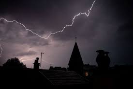 L'irm met en garde contre le risque d'orages parfois violents pour les jours à venir toute la belgique a été placée soit en alerte jaune ou orange. Meteo Orages Violents 9 Departements D Auvergne Rhone Alpes En Vigilance Orange