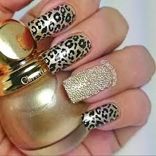 Con uñas de gel no tendrás problemas en realizar esta decoración. 180 Imagenes De Unas Decoradas Color Dorado Azul Rojo Rosa Negro