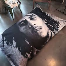We're jamming en @tiendachulita 🙌🏼🇯🇲 Fiaca personalizado, 200x130cms  con la cara de #bobmarley ✨ #puff #beanbag #customized #fiaca #fiacas  #marley #reggae #decoracion