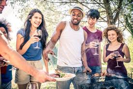 Außerdem ideen für sitzecken im garten. Gluckliche Multirassische Freunde Die Spass Am Picknick Grill Garten Party Haben Lizenzfreie Fotos Bilder Und Stock Fotografie Image 79830925