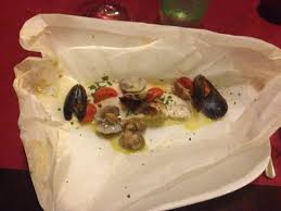 Dividete in due i filetti per il lungo e poi tagliate ogni mezzo filetto in 3 trancetti. Filetto Di Spigola Al Cartoccio Con Frutti Di Mare Picture Of Il Dinner Rome Tripadvisor