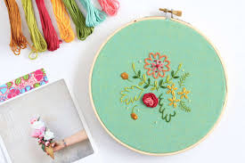 Five simple steps to embroider flowers with señorita lylo, from design to the final stitch loly ghirardi aka señorita lylo (@srtalylo) managed to unite her two passions years ago: 20 Floral Embroidery Patterns