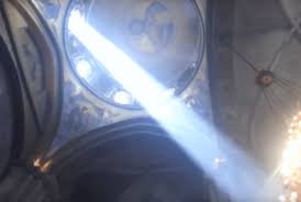 Lumina Sfântă s-a aprins astăzi în Biserica Mormântului Sfânt din ...