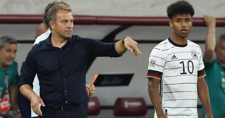 Hansi Flick treinou Karim Adeyemi na seleção alemã