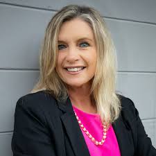 Niki Moore's Instagram, Twitter & Facebook