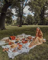 5 Der Besten Outdoor Aktivitaten Die Man Machen Kann Wenn Man Pleite Ist Society19 Uk Aktivitaten Bes Romantic Picnics Picnic Inspiration Picnic Images