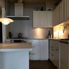 rika yukimasa 行正り香さんはinstagramを利用しています キッチンカウンターのランプを グッと下に下げました ここまで下げるというのを デンマークで見たときは びっくりしました でも体験してみると こういう低さにつられる事を前提にデザインされている気