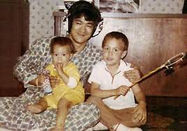 Brandon bruce lee was an american actor, fight choreographer and martial artist. Bruce Lee Son And Daughter Bruce Lee Son And Daughter Legendary Bruce Lee And Son Brandon L Bruce Lee Pictures Bruce Lee Bruce Lee Photos