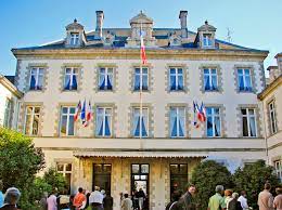 Annuaire et informations sur vos démarches administratives à l'adresse : Visite Commentee De L Hotel De La Prefecture De La Vendee Et Du Jardin