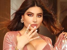 انجي خوري توثق لحظة تلقيها إبرة بمؤخرتها | النهضة نيوز