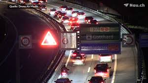 Am freitagabend ist der stau zwischen erstfeld und göschenen bereits mehrere kilometer lang. Stau Gotthard Twitter