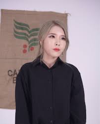 丰满的 Ahri 和 Evelynn 扮演女同用假阳具做爱