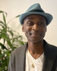 Ishmael verbleef jarenlang illegaal in Nederland, nu is hij succesvol  dichter