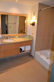 Har du besøgt great wolf lodge mason? Bathroom In Wolf Pup Den Suite Picture Of Great Wolf Lodge Colorado Springs Tripadvisor