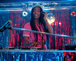 Julie is the lead singer for the band julie and the phantoms, she also plays the keyboard. Julie And The Phantoms Meet The Cast Of Netflix S Musical Series