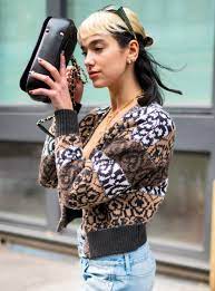 Firstly, the length shapes her neck and face well which gives her the gorgeous oval face shape. Dua Lipa Reveals New Blonde Haircut Amid Coronavirus