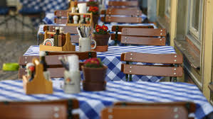 Der hygieneplan definiert die verhaltensregeln und die erforderlichen maßnahmen im kundenkontakt. Restaurants Und Biergarten Durfen Ab Sofort Langer Offnen Br24