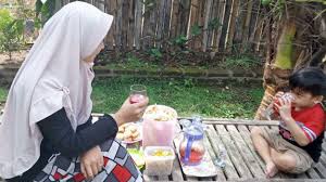 Dalam hubungan dengan orang tua, perilaku hormat ditujukan dengan berbakti kepada orang tua. Perilaku Anak Salih Jujur Amanah Hormat Pada Orang Tua Guru Dan Santun Kepada Teman Pontren Com