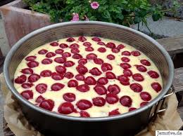 Kuchen eine stunde im ofen backen, dann mit der oberseite nach unten auf ein kuchengitter stürzen und vollständig abkühlen lassen. Saftiger Ruhrkuchen Mit Kirschen Aus Meinem Kuchen Und Tortenblog Ruhrkuchen Mit Kirschen Saftiger Ruhrkuchen Kuchen